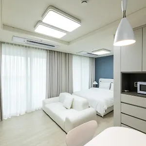 The November In Landmark アパートホテル